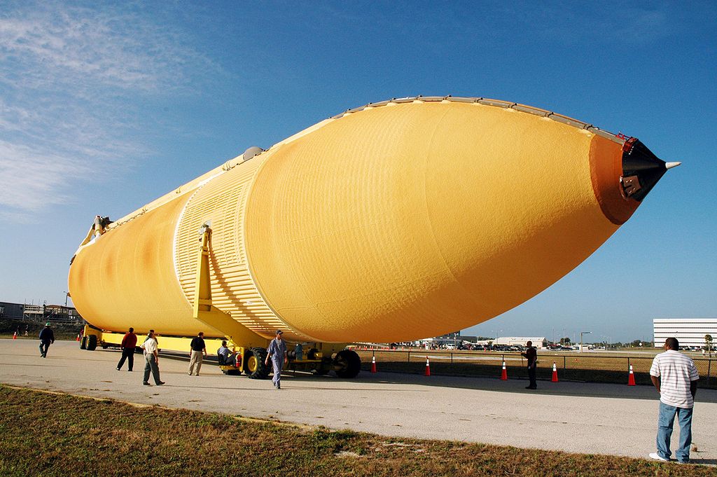 external tank to power the ascent of a spaceship