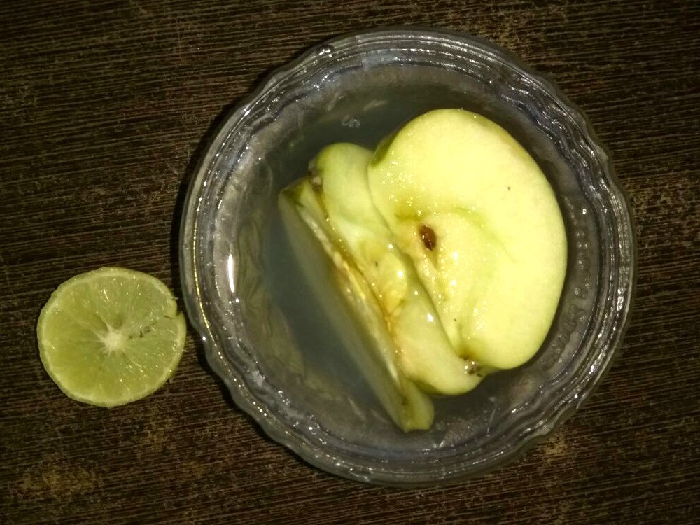 Apple in lemon juice