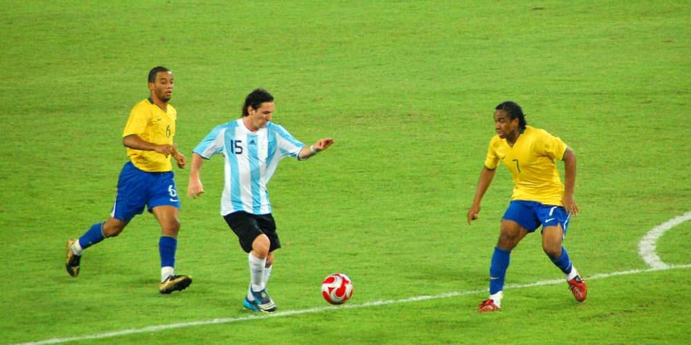 Messi dribbling Messi olympics-soccer-7
