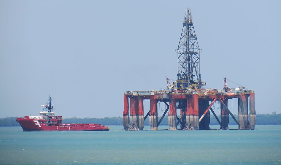 Far_Fosna_towing_the_semi_submersible_drilling_rig