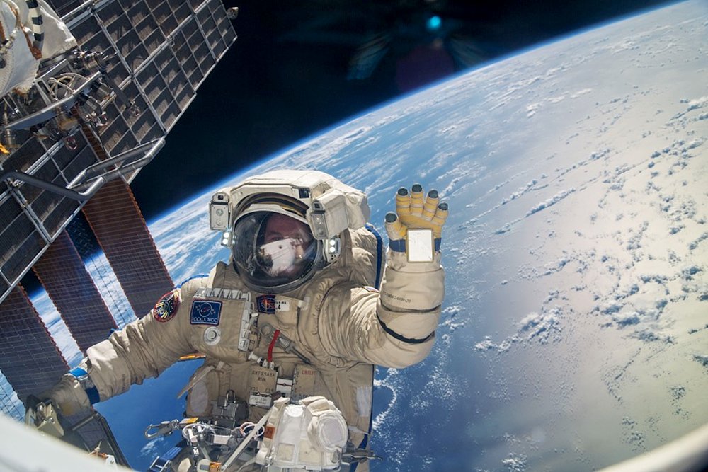 Astronauts wear oxygen mask on iss weaer