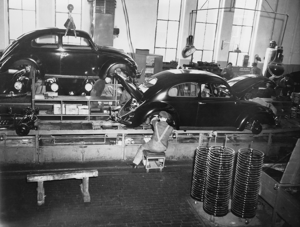 ASSEMBLY LINE - Image( Everett Collection)s
