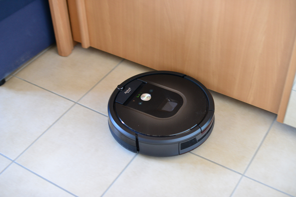 Hanau,Germany2018.02.23 vacuum cleaner robot from iRobot in action. This is the model Roomba 980. - Image( Carlo Emanuele Barbi)S