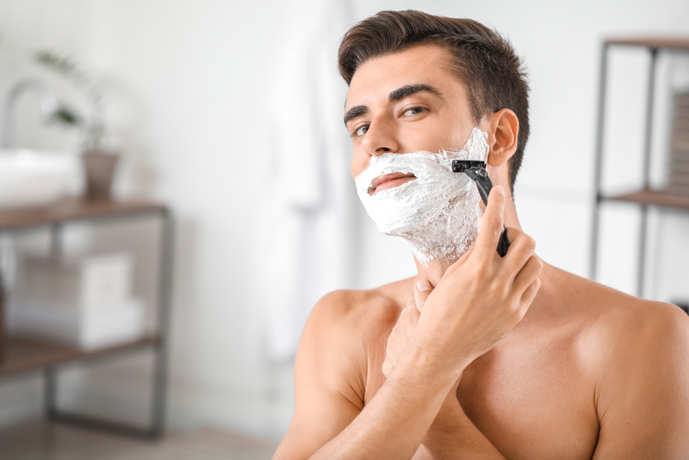 Handsome young man shaving at home(Pixel-Shot)s