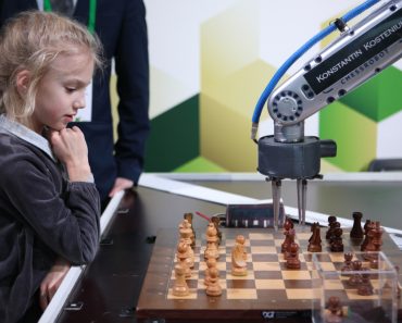 Robot playing chess with a girl in Exhibition Hall Manege during World Rapid and Blitz Chess(StockphotoVideo)S