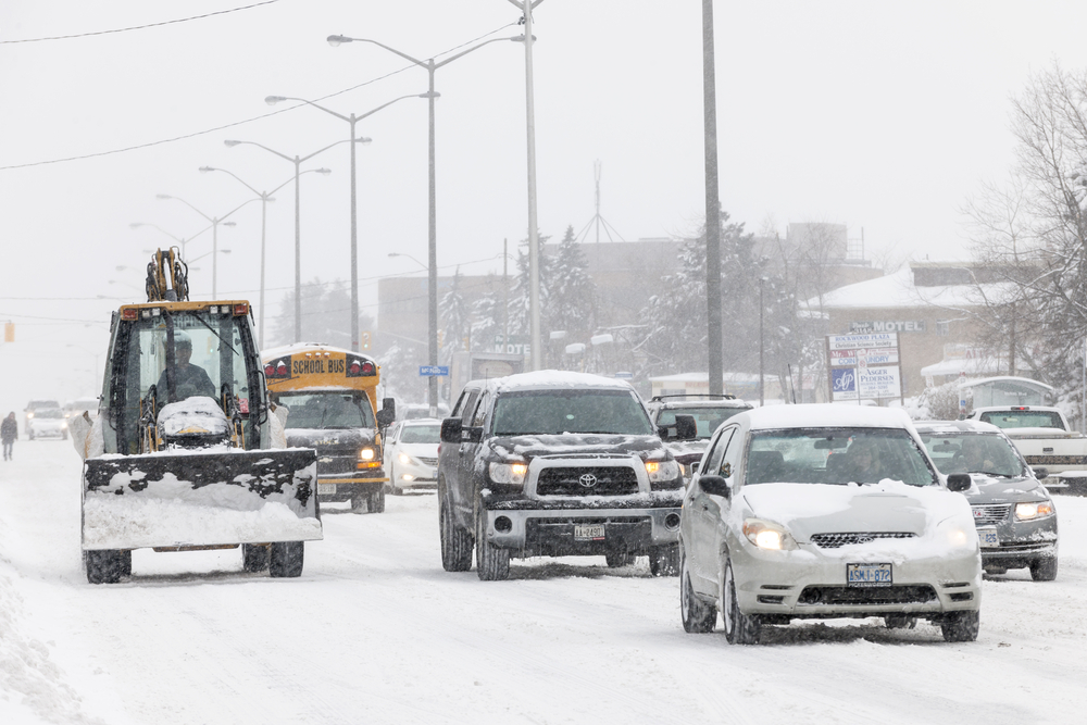 Traffic on Kingston Road during winter snowstorm(Elena Elisseeva)S