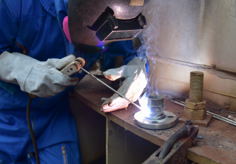 Welder is assembling the workpiece by process shielded metal arc welding(Tum ZzzzZ)s