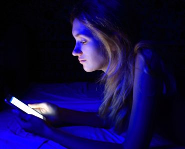 young women using the smart phone on bed before sleep(tenenbaum)s