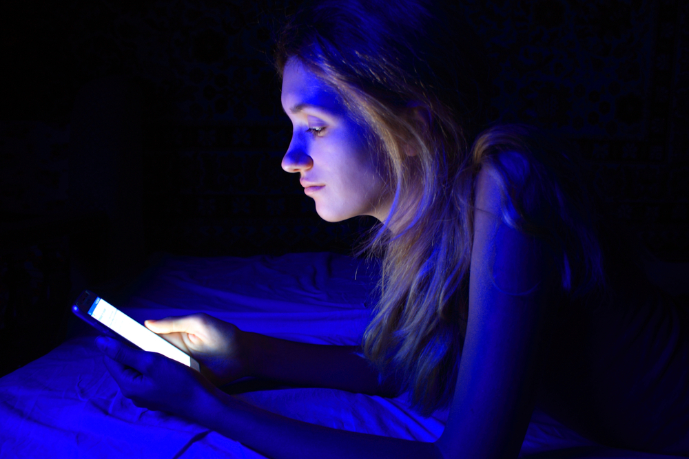 young women using the smart phone on bed before sleep(tenenbaum)s