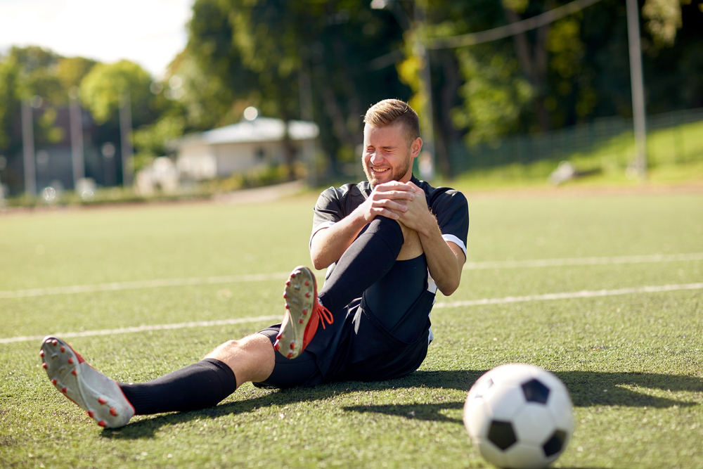 sport, football training, sports injury and people(Syda Productions)s