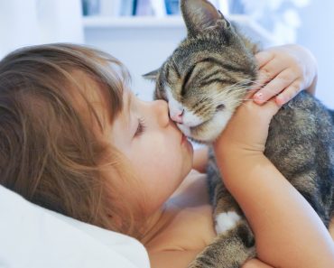 Child is kissing a cat(Alena Haurylik)s