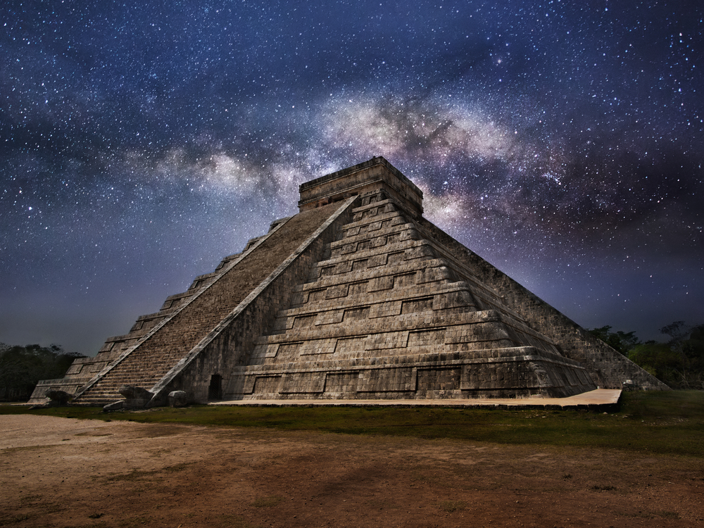 Mayan pyramid of Kukulcan El Castillo in Chichen-Itza (Chichen Itza), Mexico at Night()s