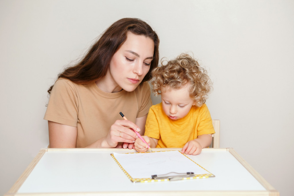 mom-drawing-paper-preschool-creativity-art-family-learning-activity-teaching-mother-parent-kid-hold_t20_8OZO7Q