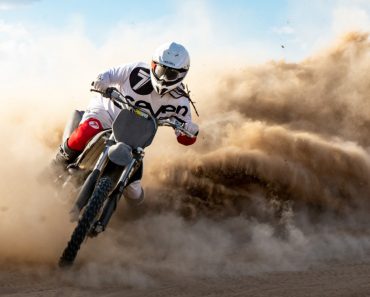 outdoors-portrait-people-people-adventure-riding-recreation-dirt-motorcycle-lifestyle-action-outdoor_t20_P3PlR8