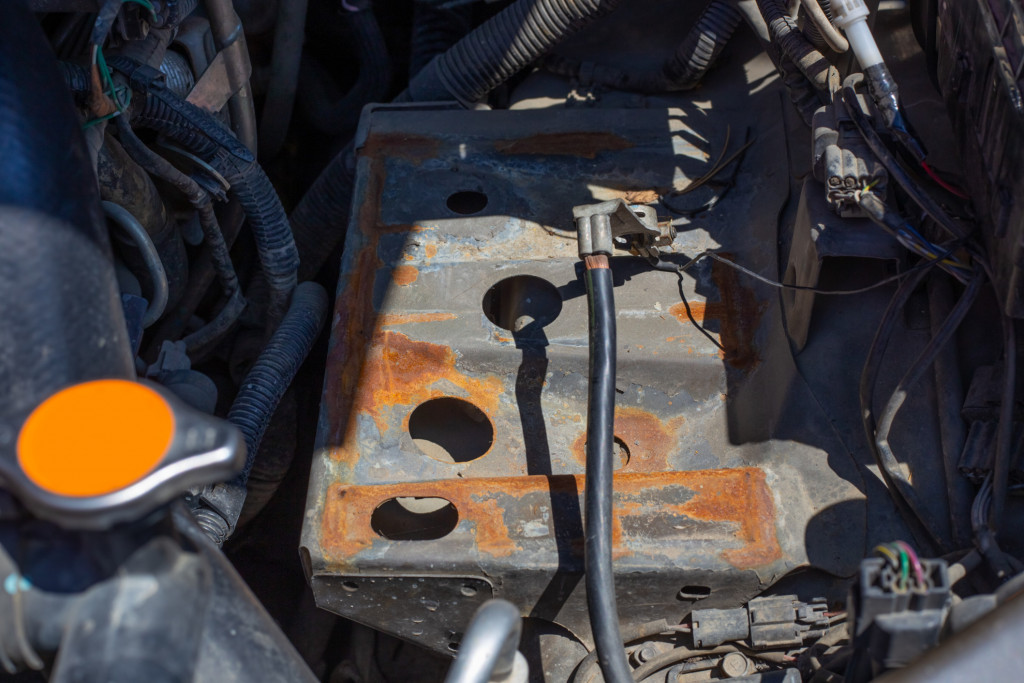 the-battery-pad-in-the-car-is-rusted-from-a-hydrochloric-acid-leak-installation-and-replacement-of_t20_kzoeYx