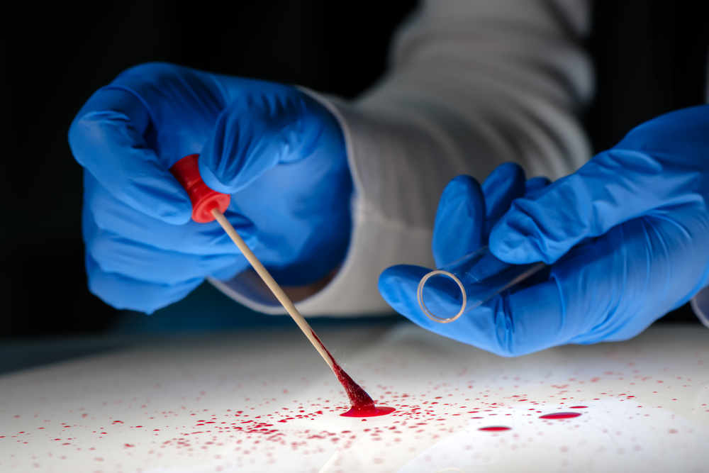 Forensic,Technician,Taking,Dna,Sample,From,Blood,Stain,With,Cotton