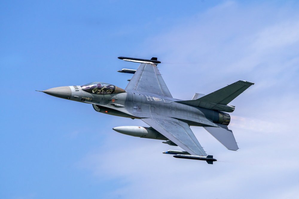Military,F16,Fighter,Jet,Close,Up,Flying,Through,The,Air.