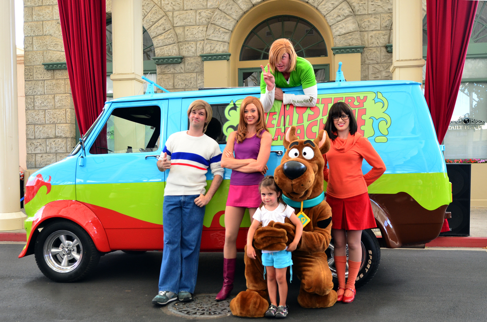 GOLD COAST, AUS - NOV 06 2014Small girl (Talya Ben-Ari age 04) with Scooby-Doo team Movie World Gold Coast Australia.
