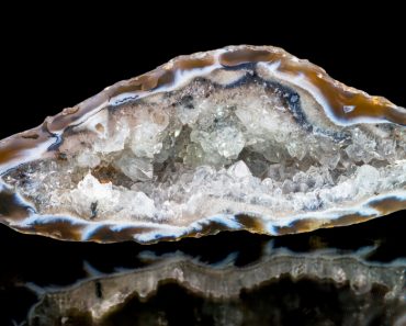 Quartz,Crystals,Inside,Large,Geode,In,Agate,Gem,Cross-section,With