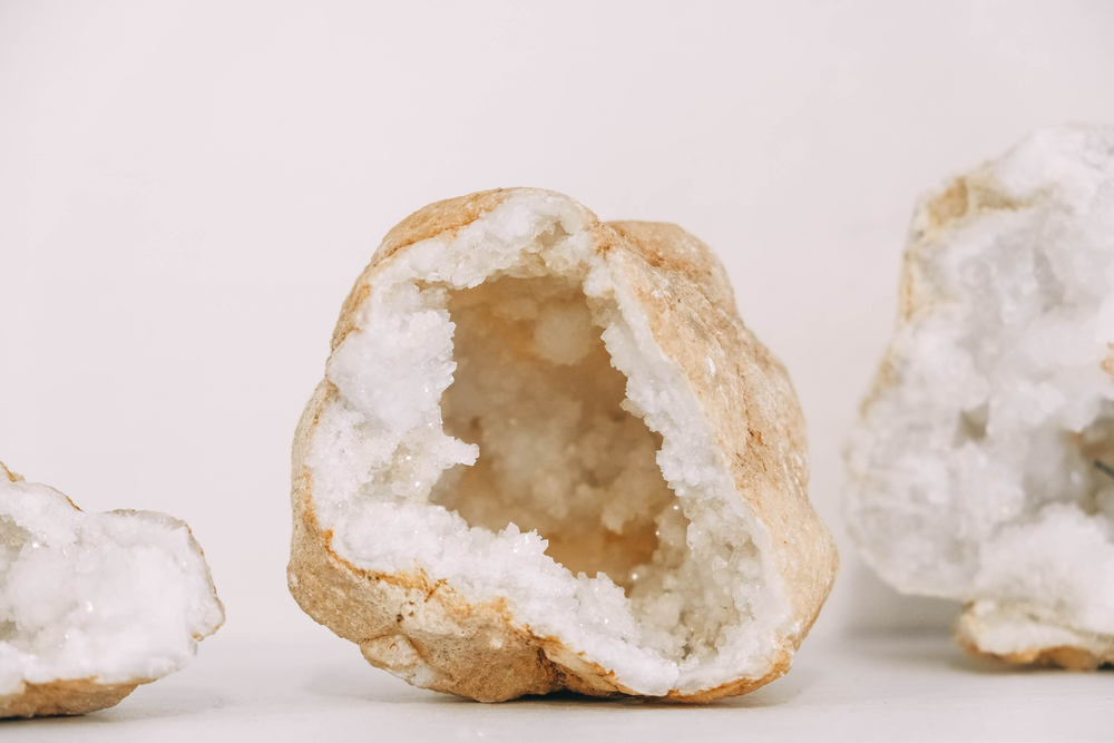 Section,Of,Agate,Stone,With,Geode,On,White,Background.,Copy,