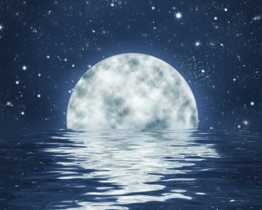 Moon,Set,Over,Water,With,Waves,,With,Full,Moon,On