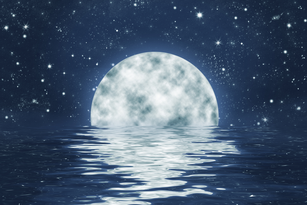 Moon,Set,Over,Water,With,Waves,,With,Full,Moon,On